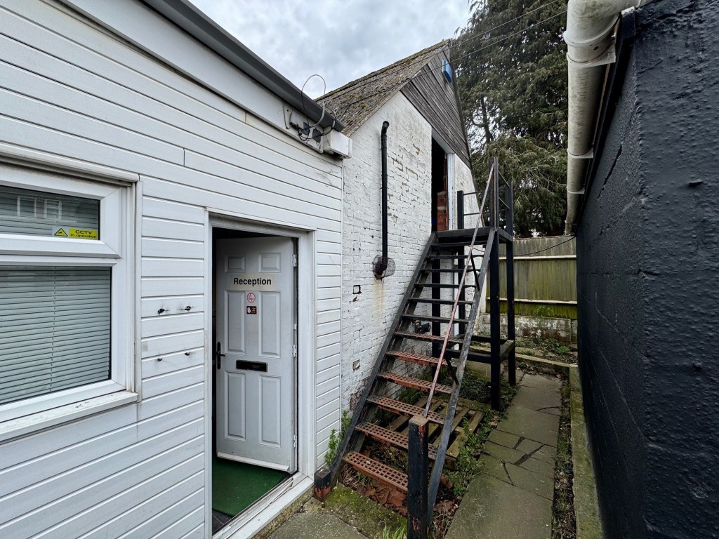 Lot: 39 - FREEHOLD COMMERCIAL PREMISES WITH PARKING ON EDGE OF CITY - Adjacent barn